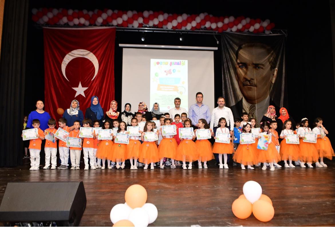 Ezine İlçe Müftülüğümüz Rahmi Hatice İşler 4-6 Yaş Kuran Kursu Öğrencilerimizin Mezuniyet Programına Katıldık.