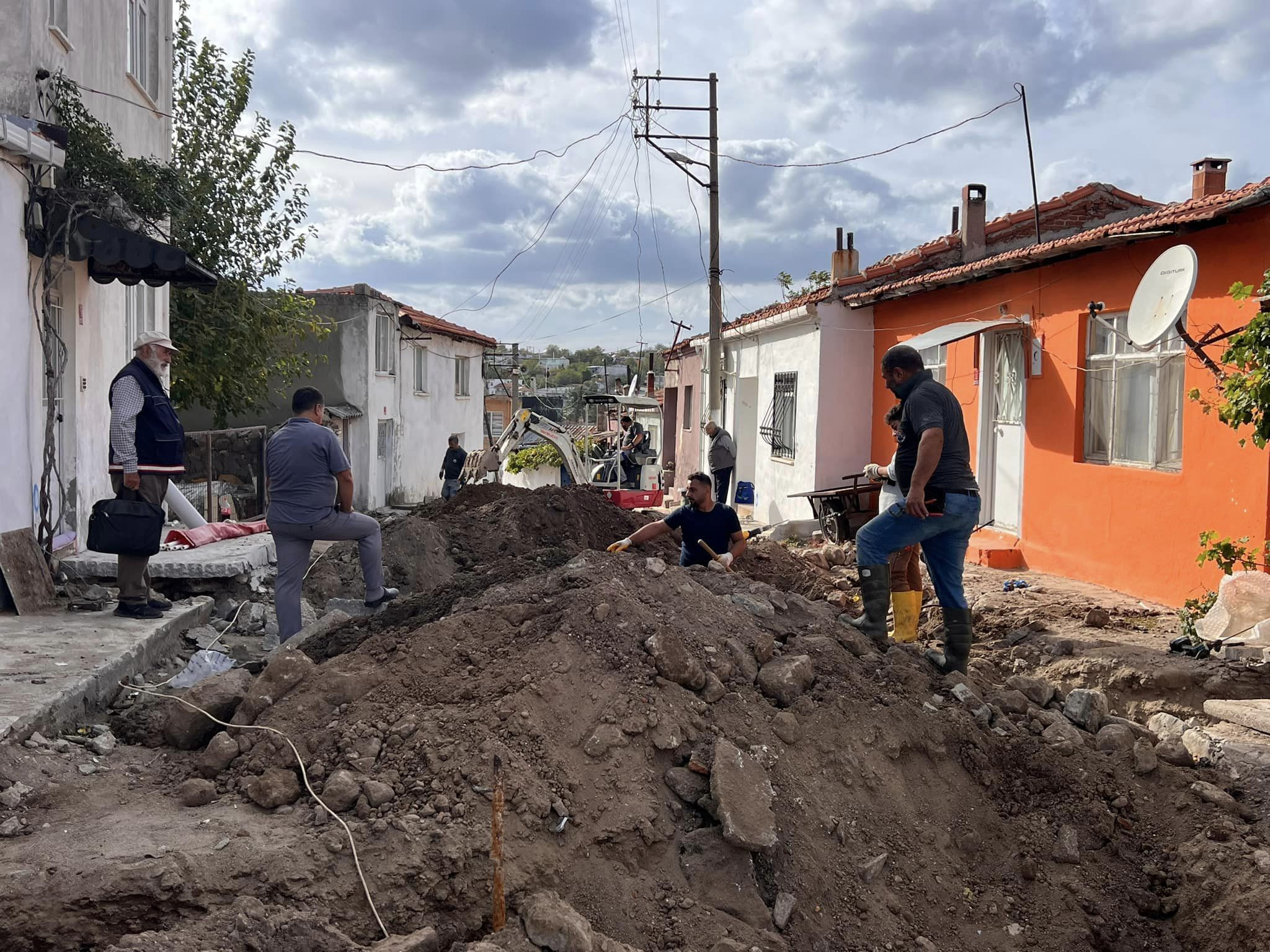 Cumhuriyet ve Gazi Mahallerimizde Doğalgaz ve  Yeni İçmesuyu Hattı Abone Bağlantı Çalışmalarımız Hızla Devam Ediyor..