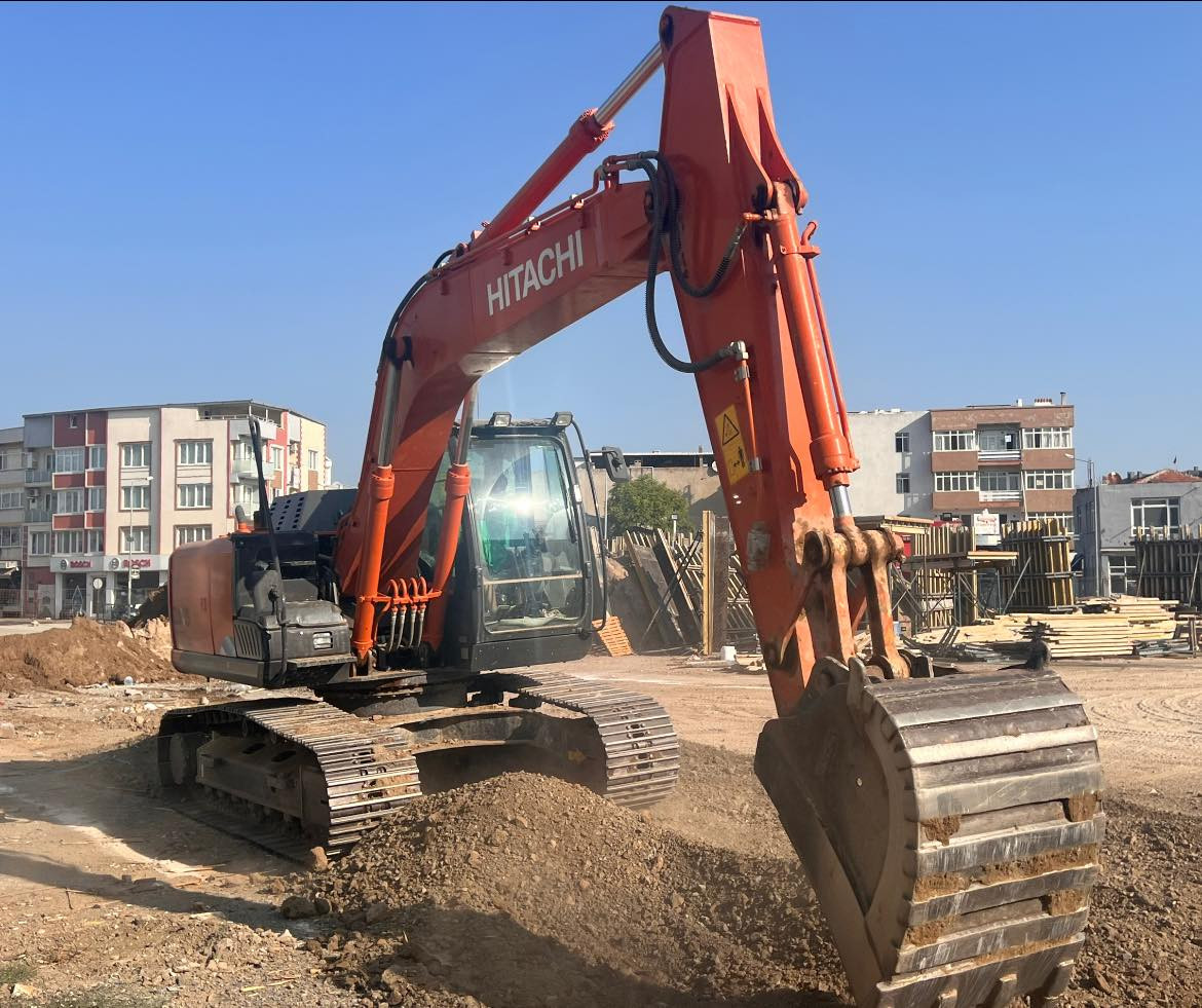 Ezine Kent Meydanı Yeni İşyerleri Yapımı İçin  İlk Kazmayı Vurduk…