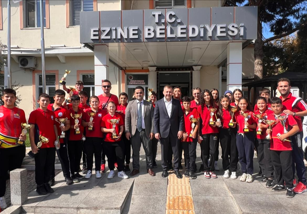 Türkiye Rekoru Kıran Ezine Gazi Ortaokulu Şehitler Diyarı Çanakkale'mizin ve Peynirin Başkenti Ezine’mizin Gururu Oldu.